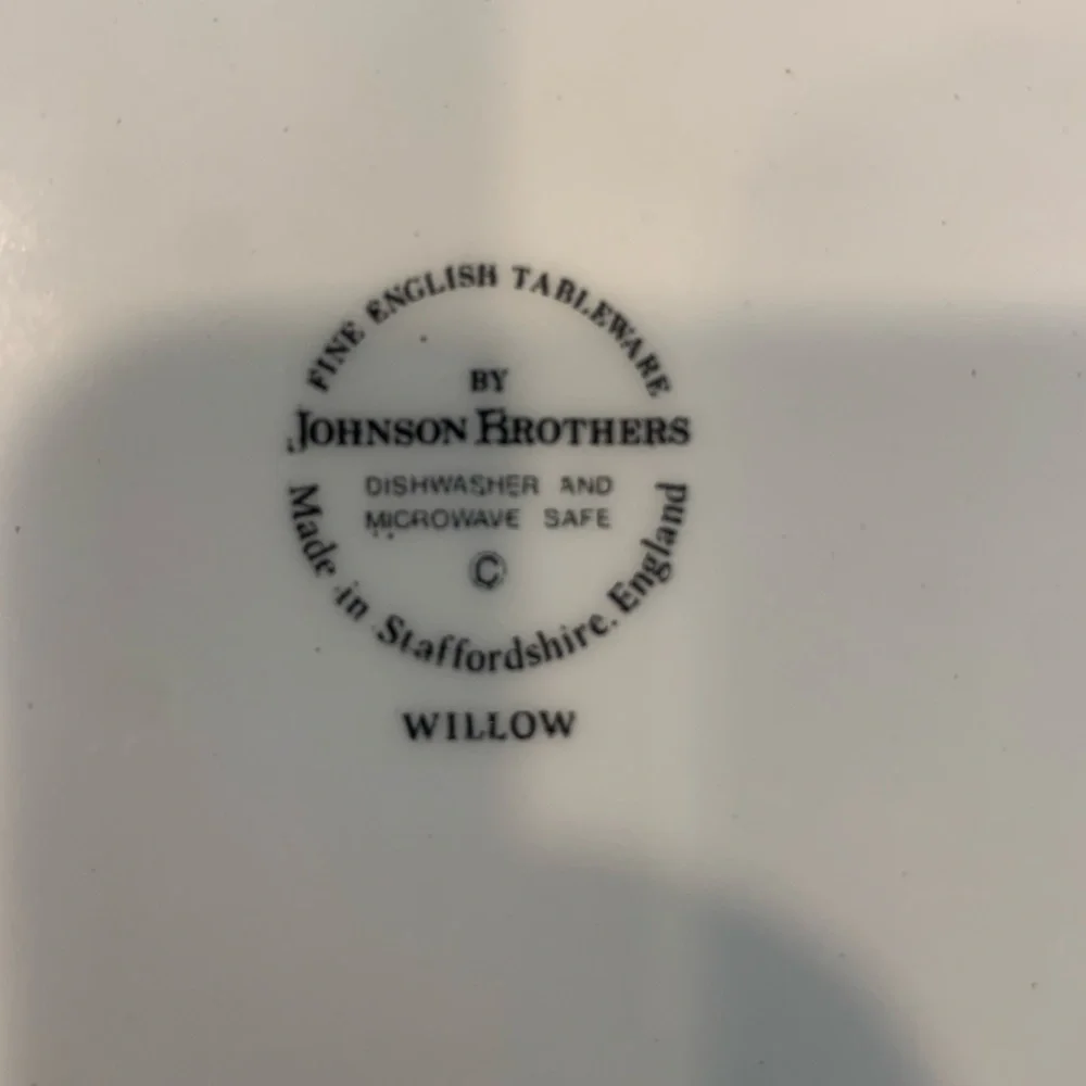 Johnson Brothers Blue Willow dinner plate. EUC, Vintage. - Picture 2 of 3